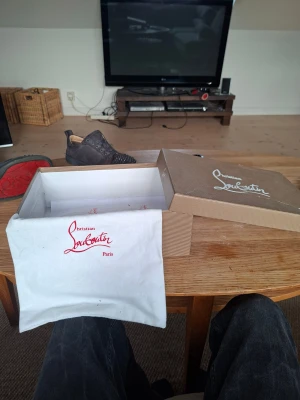 Grå mocka sneakers från Louboutin - Buda säljer för o få in pengar säg ett nummer så ser vi. Säljer ett par grå sneakers från Christian Louboutin i mocka med ikoniska röda sulor och coola nitar över tån. Perfekta för dig som vill ha något extra till din outfit.