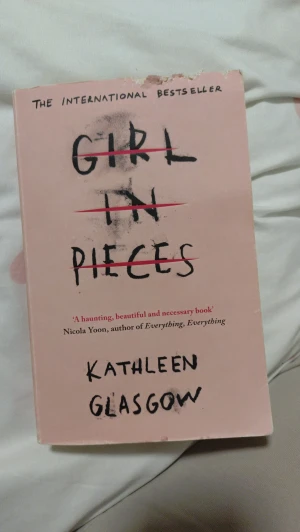 Girl in Pieces - En internationell bestseller om Charlotte Davis, en sjuttonårig tjej som kämpar med sorg och förlust. Boken är gripande och berörande, perfekt för dig som gillar starka berättelser om att hitta sig själv och resa sig från svåra tider. Passar ungdomar och unga vuxna som söker djup och känsla.