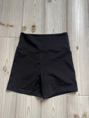 Svarta högmidjade träningsshorts HM MOVE - Svarta högmidjade träningsshorts från HM MOVE, använda fåtal gånger