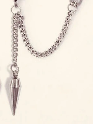 By prisförslag- 1 st kedje örhänge kon silver  - Kon Örhänge med kedja i silverfärg. Snyggt och stilrent. 