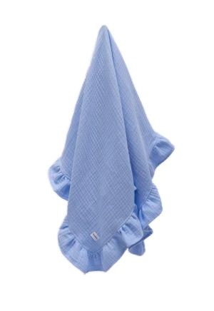 Bomullsmuslin babyfilt med volanger – Blå - Perfekta kombinationen av stil och funktionalitet babyfilt från BabyRose. Handgjorda muslinbomullsfilt, tillverkad av mjuk, ren bomull och pryds av en söt volang runt kanterna. Perfekta presenten till födseln, babyshowern eller varför inte ge ditt barn den komfort och omsorg den förtjänar med vår lyxiga bomullsfilt.  – Storlek: 100 x 100 cm – Maskintvättbar i 30°C