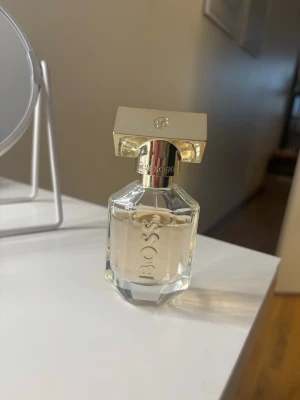 Hugo Boss the scent for her - Parfym - Hugo Boss The Scent For Her EdP. Luktar jättegott men har andra jag använder. Syns på flaskan hur mycket som är använt 