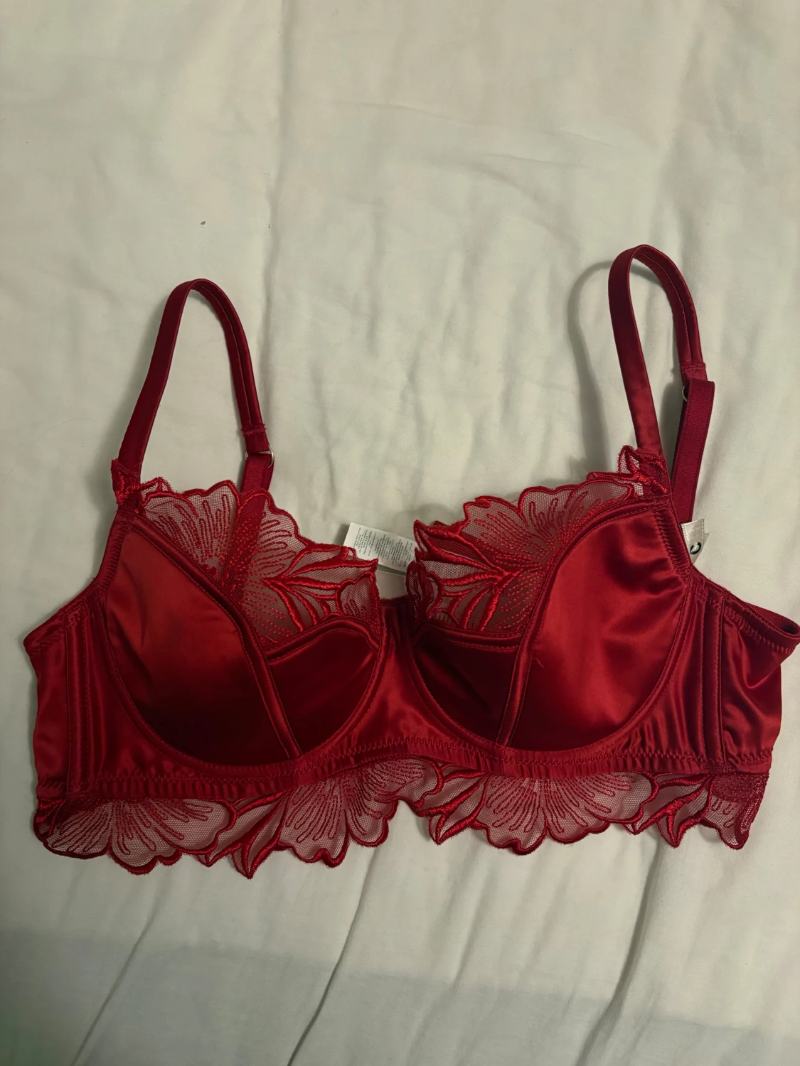 Röd spets-bh med blommigt mönster