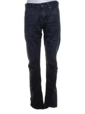 Polo Ralph Lauren jeans - Snygga svarta byxor från Polo Ralph Lauren med klassisk femficksdesign och dragkedja. Byxorna har raka ben och är tillverkade i ett mjukt bomullsmaterial som ger en clean och stilren look. Perfekta för dig som gillar tidlös stil.