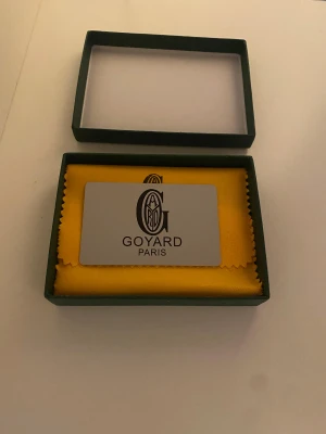 Svart zara plånbok med mönster - Säljer en stilren svart plånbok från Zara med deras ikoniska vita rutmönster. Kommer i original grön ask och med gul putsduk. Perfekt för dig som gillar  accessoarer och vill ha något som sticker ut i fickan.