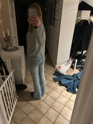 Ljusblåa bootcut jeans - Säljer dessa supersnygga jeansen från Mudd. Dom är lågmidjade, bootcut. Det står ingen storlek men jag skulle säga S. Säg bara till om du vill ha fler bilder eller mer info😊