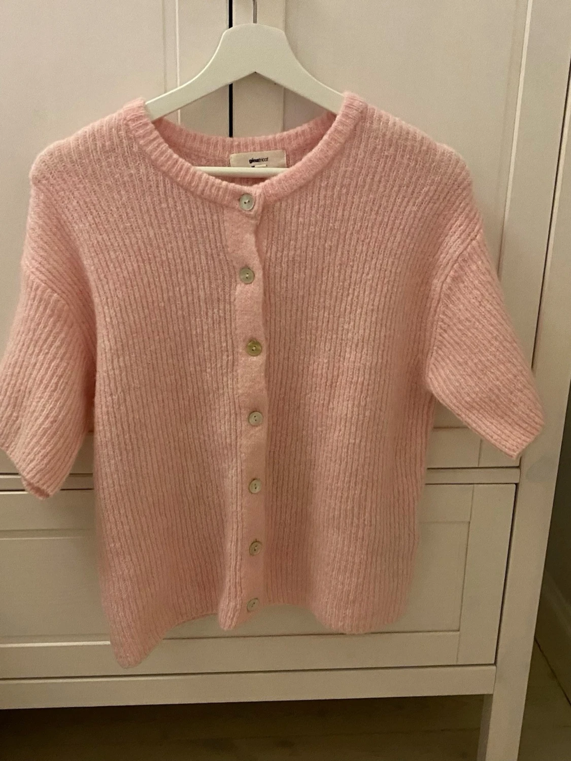 Rosa stickad koftađ