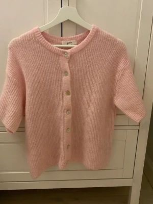 Rosa stickad kofta💕 - Så söt rosa kortärmad kofta från Gina tricot i storlek s. Önskar så att jag gillade denna men ångrar tyvärr köpet då jag verkligen inte passar i rosa. Aldrig använd.Pris kan diskuteras 💕