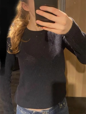 Fin tröja - Marinblå ”stickad” långärmad tröja från Vero Moda. Använd ett par gånger, men fortfarande fint skick. Storlek S💗  Vid mer info osv hör gärna av dig🫶🏼🫶🏼