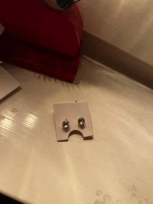 silvriga diamant örhängen  - Säljer ett par superfina örhängen med diamanter i!