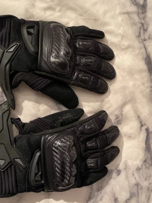 Motorcykel handskar - Svarta motorcykel handskar med skydd på fin och skön