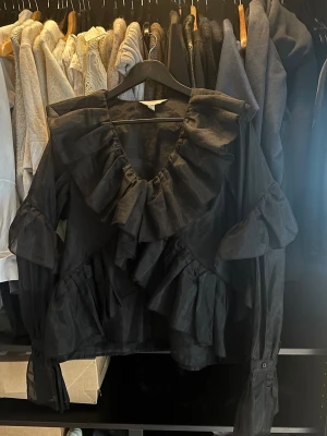 Volangblus - Så najs volangblus ifrån HM som inte säljs längre, så festlig och fin. 