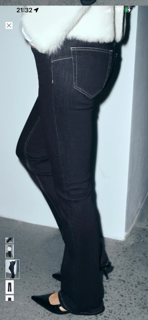 Bootcut jeans i mörkblå denim - Snygga bootcut jeans i mörkblå denim.  Har klippt de där nere så passar nån some under 165