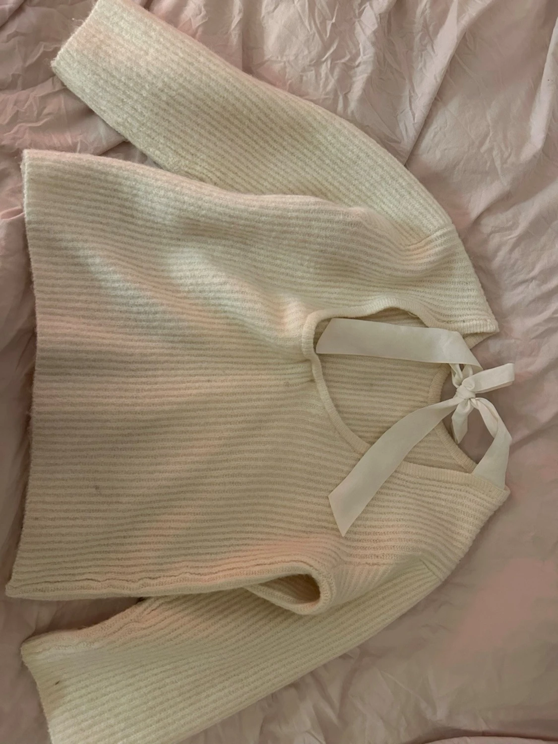 Vit stickad tröja med rosett låg rygg  - 1