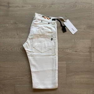 Dondup Jeans - Helt nya - Riktigt snygga vita Dondup Jeans. Helt nya med tags. Slim passform. Storlek W30. Längd 103-105cm, Midja 39cm. Tveka inte ställa frågor vid intresse🙌