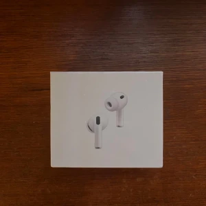 AirPods Pro 3rd Generation -  Säljer mina AirPods Pro 3rd Generation, Lätta smidiga och med fantastiskt ljud - perfekta för både vardag och träning.   🌟 Aktiv brusreducering & transparensläge 🌟 Spatial Audio för en omslutande ljudupplevelse 🌟 Snabb & Smidig Anslutning 🌟 Fungerar med både IPhone & Android  📦 Ingår: Hörlurar, MagSafe-laddningsetui, silikontoppar (XS-L) samt laddningskabel. ✅ Helt nya & Oanvända
