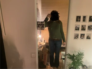 Blå bootcut jeans - Säljer ett par snygga mörkblå bootcut jeans med broderier på bakfickorna. Har sytt in dem lite vid låren för att få dem mer flared och har en liten skavank på en sida men ingen som syns mycket.