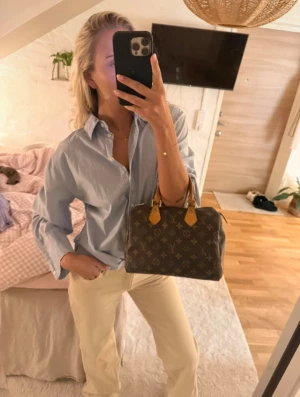 Stilren skjorta - Ljusblå stilren skjorta