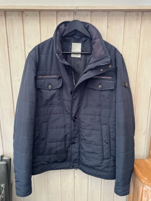 J Lindeberg vinter field jacket - En brutalt snygg, varm och skön field jacka från j Lindeberg! Perfekt för vintern! Size XXL sitter som L-XL då den är smal och liten i storleken! Hör av dig vid minsta fundering 🤩