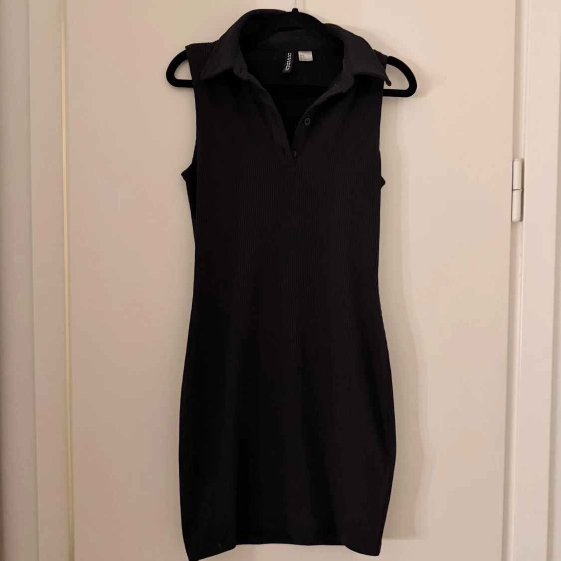 Svart ribbad kortklänning 