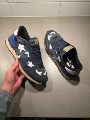 Valentino Rockrunner Skor  - ‼️VI TAR EJ BYTEN‼️ Valentino Rockrunner sneaker | Skick: 8/10 | Storlek 42 fits 43 | endast kort ingår | Fraktar inom 24H efter köp på köparens bekostnad 📦💨 | Hör av dig vid minsta fråga eller fundering 💭 