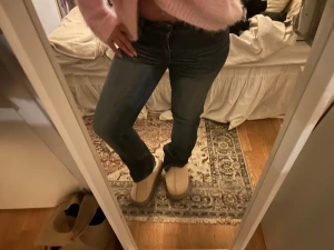 Blå jeans Clara bootcut - Snygga blå jeans från Clara med klassisk bootcut och kontrastsömmar. bälteshällor och detaljerad brodering på bakfickan. Materialet är slitstarkt jeans och passformen är normal med låg midja.