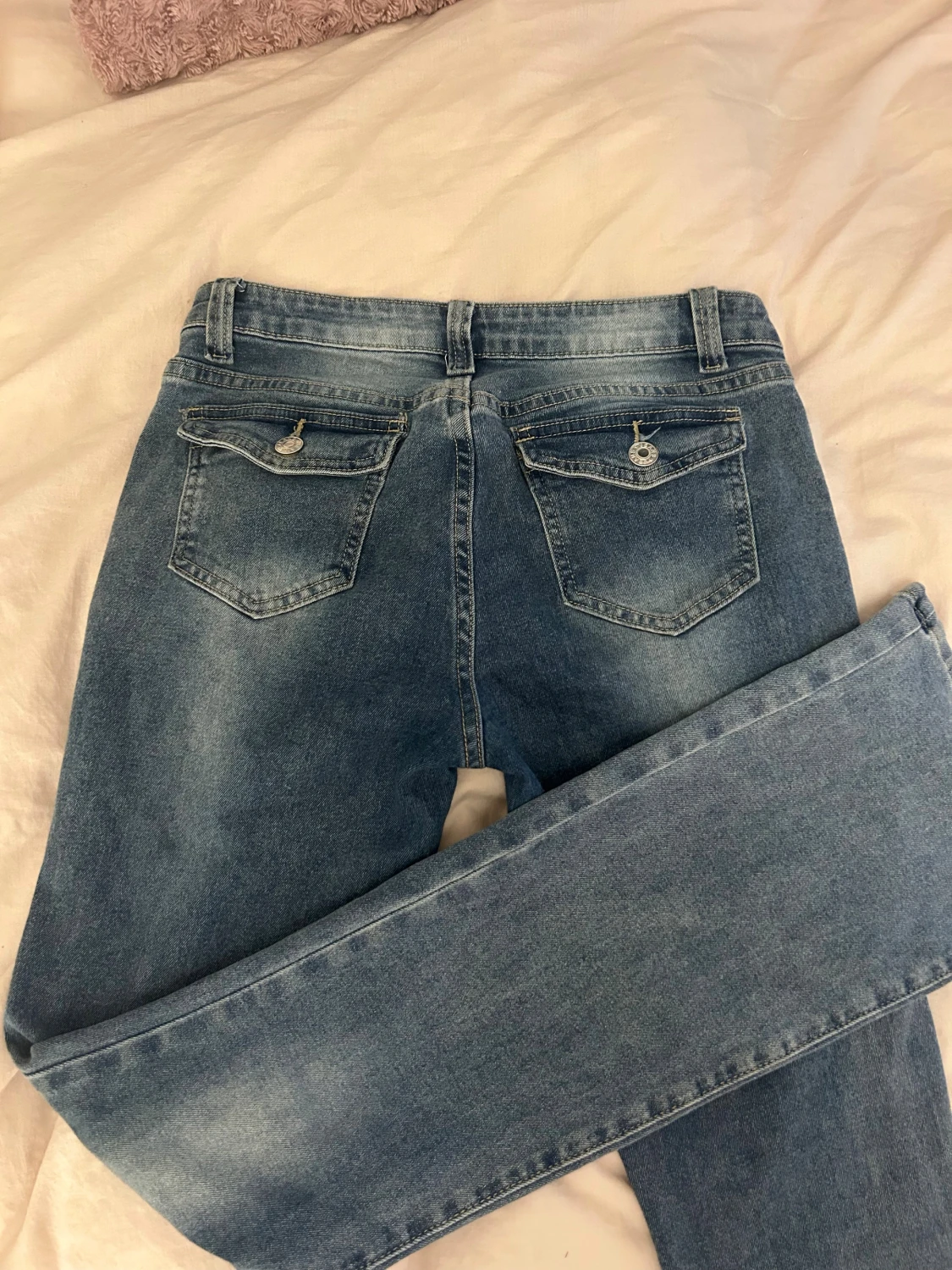Blå bootcut jeans med fickdetaljer - 1