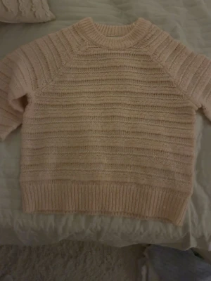 Ljusrosa stickad tröja från Samsa - Jätte söt stickad tröja med avklippta ärmar ifrån samsa.Knappt använd🫰🏽 