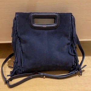 Maje väska - Säljer denna sååå fina mörkblåa majeväska i den stora modellen💙 Den är lite sliten men inget man tänker på vid användning💕💕Kan tänka mig att gå ner i pris vid snabb affär! FÖRSTA BILDEN ÄR LÅNAD, resten är mina egna!❤️❤️❤️SJÄLVKLART ÄKTA!!!