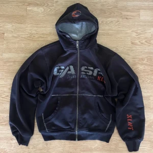 Gasp 1.2 lbs hoodie - Gasp 1.2 lbs hoodie i storlek M. Tröjan är generellt sett i bra skick förutom ett lite hål på vänstra armen. Säljer då den är lite liten på mig. Nypris: 1999 mitt pris: 849. Priset går att diskutera vid snabb och smidig affär!