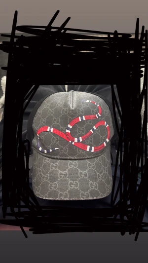 Ormkeps med gg mönster - Ormkeps med gg mönster säljer eftersom det är inte riktigt min stil längre därför är jag villig att diskutera pris vid en snabb affär.