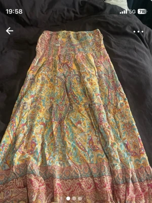 Färgglad blommig blus med smock - .