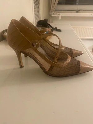 Beige klackskor - Säljer ett par beige pumps från Högls med spetsig tå och hög klack. Köpts för 2500 kan diskutera priset