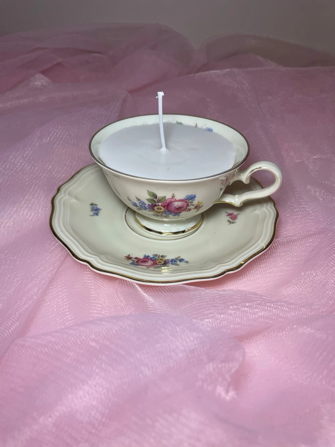 Doftljus i en tekopp i en vit kräm färg med flerfärgat blommigt mönster nr 2 - 2