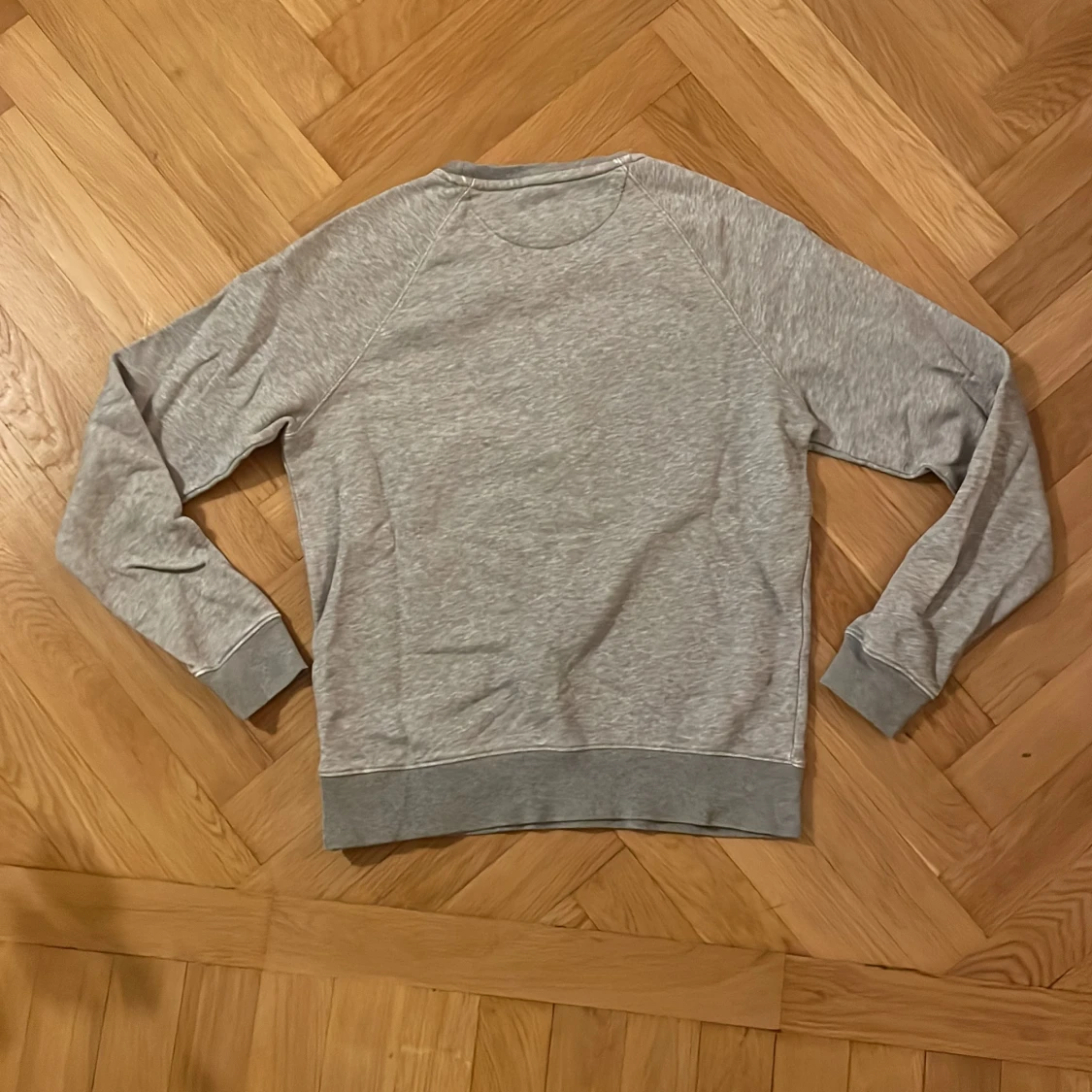 Grå sweatshirt från GANT med tryck - 1