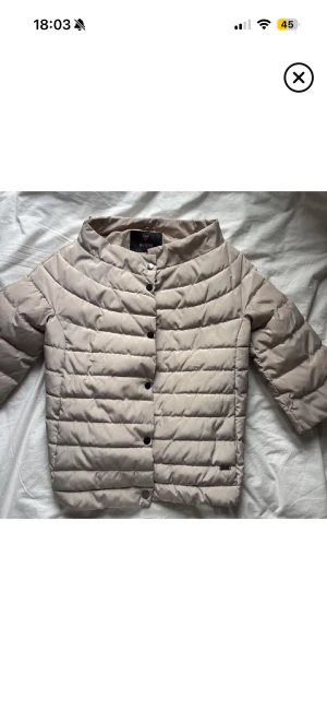 Trekvartsärmad jacka - Supersnygg Trekvartsärmad jacka jag köpte här på plick, fint skick (inte mina bilder) 🫰🏻