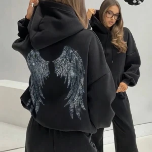 Angel wings hoodie - Hoodie med ängla vingar. Materialet är tunnare än på bild 1 och 2. Vingarna är också lite mindre än bild 1&2. Väldigt fin och skön hoodie. Tvättad men aldrig använd. Storlek M men passar S och M.