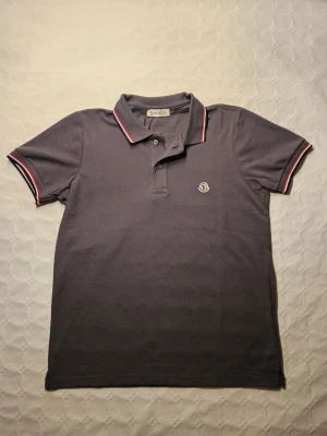 Moncler Piké - Mörkgrå Moncler Piké || Storlek S  passar S-M