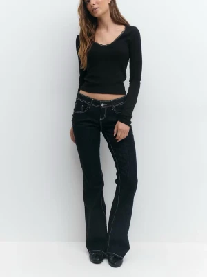 Ultra low flare jeans mörkblå - Trendiga lågmidjade flare jeans från GinaTricot. Färgen mörkblå med vita sömmar. Använda fåtal gånger. I storlek 42. OBS! Uppklippta, passar på mig som är 165cm. Skriv för mer info och bilder!🙌🥰nypris: 400kr