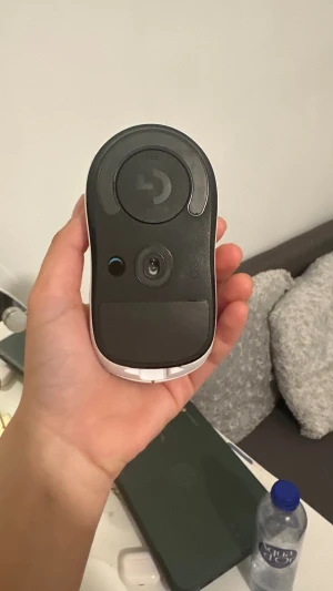 Logitech G Pro X Superlight - Logitech G Pro X Superlight trådlös gamingmus i vitt. Extremt lätt design, avancerad sensor och två sidoknappar för snabb kontroll. Musen ser ut att vara i gott skick utan synligt slitage eller repor. Perfekt för e-sport och gaming med hög precision och snabb respons.