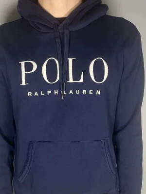 Polo Ralph lauren hoodie  - Tjena! Säljer nu min polo Ralph Lauren hoodie i storlek M, huden är i mycket bra skick då den knappt har används för att de är lite för liten för mig, hör av er vid minsta fundering!💨