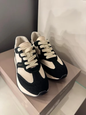 Svarta och vita sneakers från Gant - Snygga sneakers från Gant i svart och vitt med kontrasterande detaljer och retrovibbar. Nyskick, aldrig använda. Nypris 1799kr
