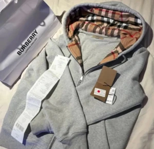 Burberry hoodie grå - Grå burberry hoodie i storlek M (äkta), säljer pga den inte kommit till använding tillräckligt. Perfekt till vinter och höst eller för lite kyligare väder, är 185-186cm lång och den sitter bra och är för övrigt i väldigt bra skick. Pris kan diskuteras vid snabb affär och skriv om ni har några frågor!
