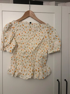 Blus ifrån hm  - Säljer en smock blus ifrån hm. Den är väldigt skön och stretchig med fina volanger och puffärmar💕