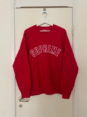 Supreme FW15 Crewneck - Supreme FW15 Crewneck. Fint skick. Skriv vid frågor eller om fler bilder önskas.