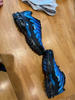 Nike Air Max Plus blå sneakers - Säljer ett par blåa Nike Air Max Plus. Dom är fjollans nya! Ny pris 2200kr