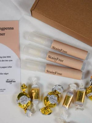 Presentpaket Fläckborttagningspenna 3-Pack - Detta paket innehåller 3 pennor, massor med godis, instruktioner och inslaget fint i silkespapper och förpackad med en fin kartong. Perfekt presentpaket med 3 fläckborttagningspennor från StainFree UF. En smart och rolig present till någon som ofta råkar spilla i skolan, på jobbet eller ute.  Pennorna är små, lätta att ta med och enkla att använda direkt på fläcken. Perfekt som gåva, julklapp eller “bara-för-att”-present.  Pennan som tar bort dina misstag. 🎁✨ 
