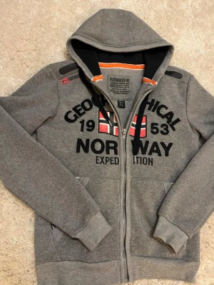Geographical Norway Hoodie - Tja säljer nu denna feta Geo Norway hoodie! || Mkt bra skick ✅ || Modellen är 179 || Sjukt snygg och varm || 