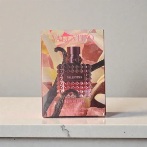 Valentino Born In Roma Intense - Valentino Born In Roma Intense EdP, 100 ml. En parfym med lyxig design och ungdomlig känsla, perfekt för dig som vill sticka ut. Eau de Parfum Intense för extra långvarig effekt.
