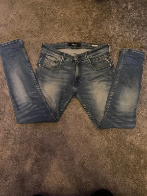 Blå replay jeans - Vi säljer ett par mycket fina blå replay jeans, Längd 98cm, midjan 84cm varsamt använda. Hör av er vid frågor eller funderingar. 